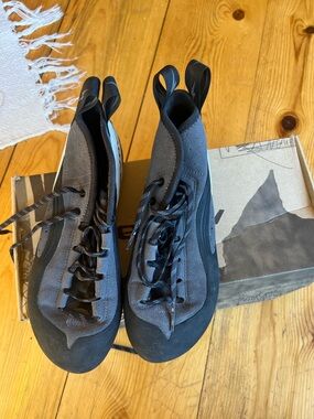 Men's Athletic Climbing Shoes - Black Gray